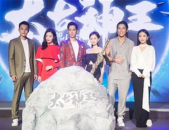 因为吃瓜她进娱乐圈,她意外踏入娱乐圈的奇幻之旅
